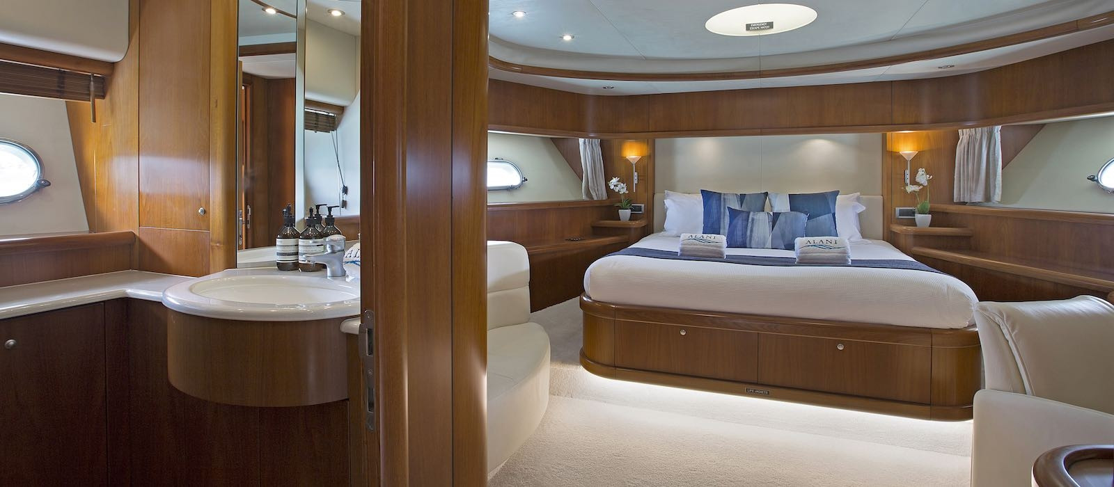 Master Stateroom and ensuite on Alani luxury boat hire