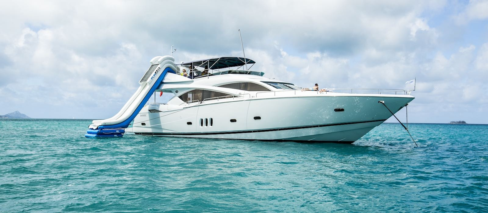 luxury boat hire on Alani