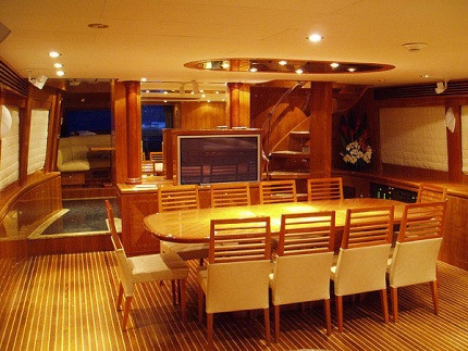 Dining and entertainment on Oceanos luxury boat hire