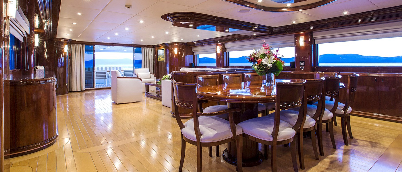 Luxury boat hire Whitsundays dining and saloon on Silent World
