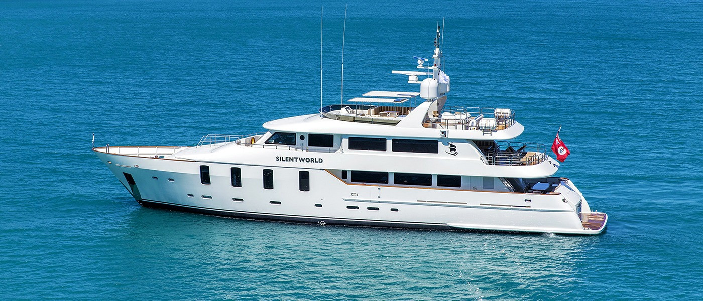 Luxury boat hire Whitsundays on Silent World anchored in pristine waters