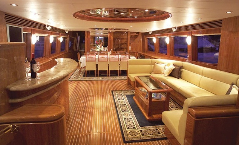 luxury boat hire on Oceanos main saloon