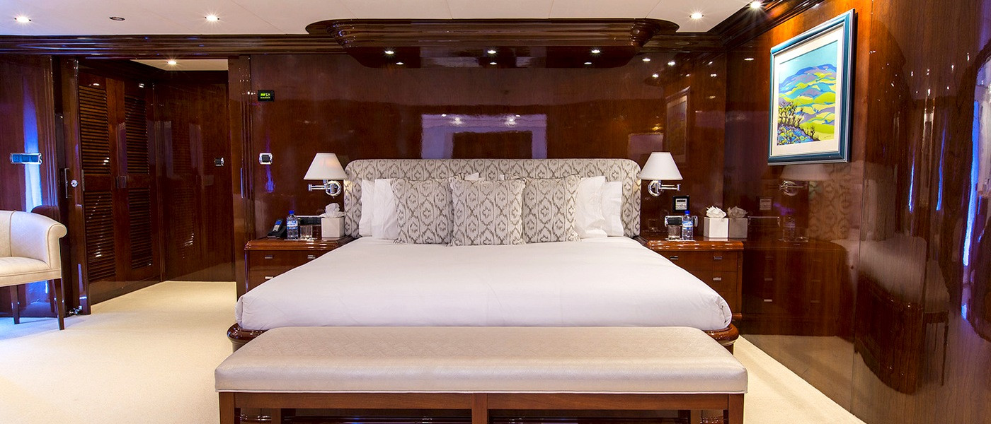 Luxury boat hire Whitsundays master stateroom on Silent World